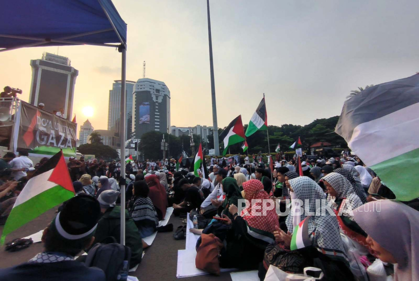Ribuan masyarakat Indonesia datangi acara Doa Untuk Gaza di depan pintu Monas di sebrang Patung Arjuna Wijaya atau yang biasa dikenal masyarakat sebagai 