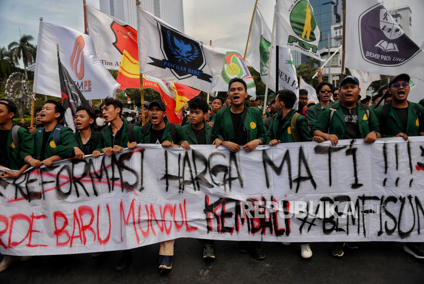 Massa dari Aliansi BEM SI menggelar aksi Geruduk Istana di kawasan Patung Kuda, Jakarta, Jumat (20/10/2023). Aksi tersebut merupakan respon atas putusan Mahkamah Konstitusi yang dinilai dapat melanggengkan praktik KKN dan politik dinasti. Republika/Thoudy Badai