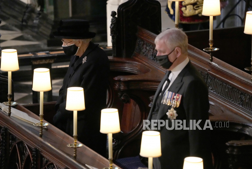 Ratu Elizabeth dari Inggris dan Pangeran Andrew dari Inggris, Duke of York menyaksikan pemakaman Pangeran Philip dari Inggris, suami Ratu Elizabeth, yang meninggal pada usia 99 tahun, di Kapel St George, di Windsor, Inggris, 17 April 2021. 