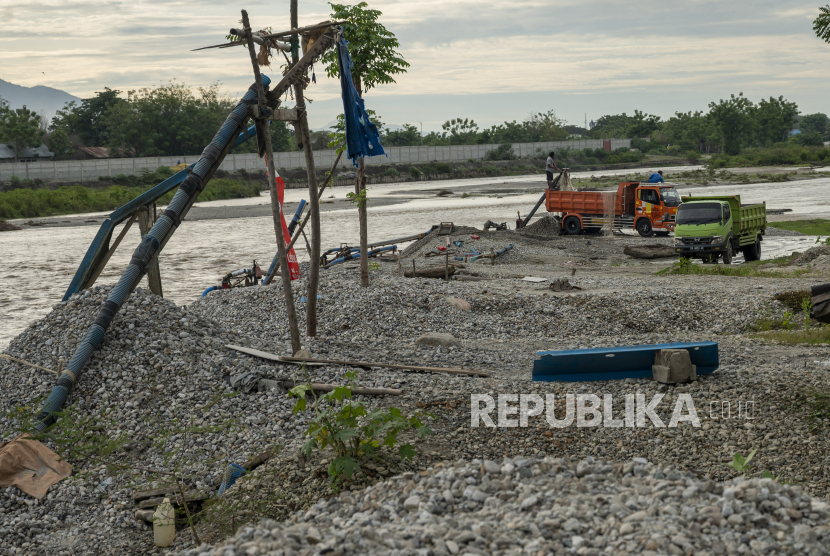 Sejumlah pekerja menyedot pasir menggunakan mesin ke atas truk di kawasan pertambangan pasir rakyat. Kementerian Energi dan Sumber Daya Mineral (ESDM) menyetujui Wilayah Pertambangan Rakyat (WPR) Blok Lemer dan Blok Simba di Kecamatan Sekotong, yang diajukan oleh Pemerintah Kabupaten Lombok Barat, Nusa Tenggara Barat.