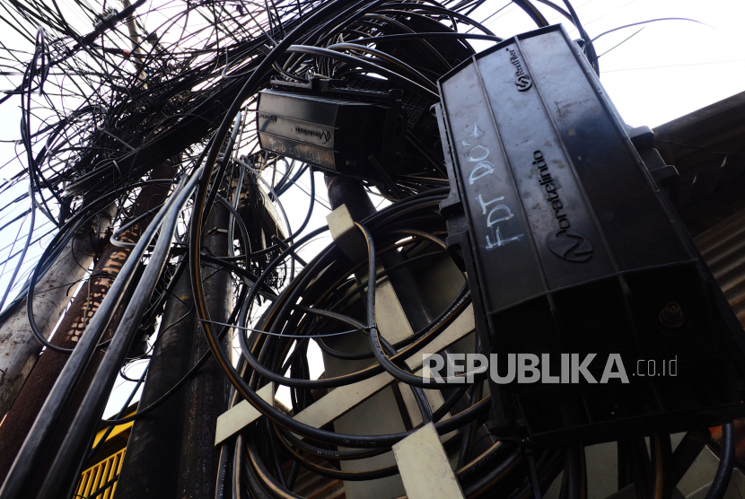 Pemandangan kabel utilitas semrawut terlihat di Jalan Kiai H Syahdan, Rawa Belong 2, Jakarta Barat, Rabu (14/6/2023). 