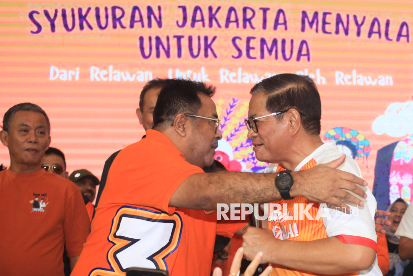 Calon Gubernur  DKI Jakarta Pramono Anung (kanan) dan calon Wakil Gubernur DKI Jakarta Rano Karno berpelukan dalam acara syukuran kemenangan dalam Pilkada DKI Jakarta di Rumah Bersama Relawan (RBR) Mas Pram-Bang Doel, Jakarta, Sabtu (14/12/2024). KPU Jakarta telah menetapkan hasil Pilkada yang menyatakan calon dari PDIP Pramono-Rano tersebut meraih suara terbanyak yakni  2.183.239 atau 50,07 persen suara. 