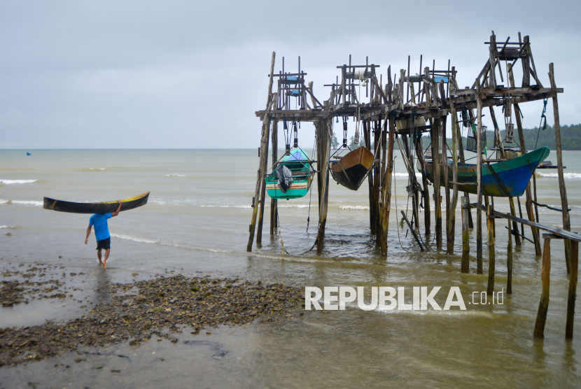 Tradisi Unik Nelayan di Halmahera, Perahu Digantung Usai Melaut