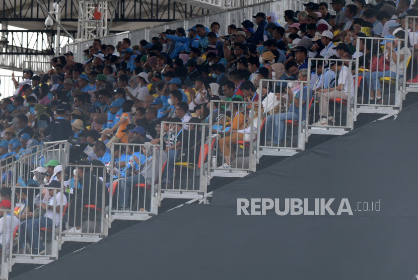 Penonton menyaksikan balapan Formula E seri kesembilan di Jakarta International E-Prix Circuit (JIEC), Jakarta, Sabtu (4/6/2022). Anggota DPR Herman Khaeron menilai aneh tidak ada perusahaan BUMN sponsori Formula E.