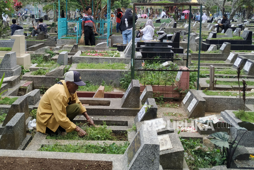 Saat Idul Fitri, merupakan momen tahunan bagi para tukang bersih-bersih kuburan untuk mendulang rejek di TPU (Tempat Pemakaman Umum) Cikutra, Kota Bandung, Ahad (23/4/2023). Di momen lebaran, pemakaman menjadi salah satu lokasi yang ramai dikunjungi warga untuk berziarah, mendoakan keluarga dan kerabat yang telah meninggal dunia.