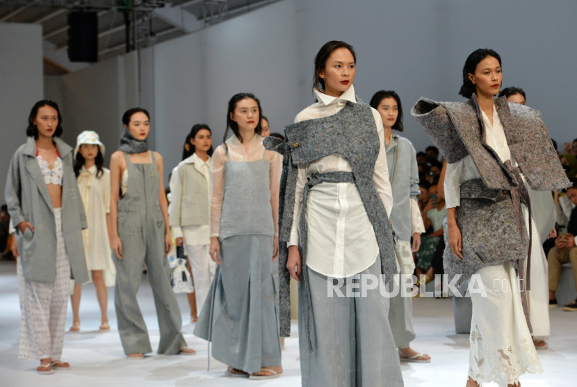 Model mengenakan busana rancangan desainer Chitra Subijakto dalam acara Jakarta Fashion Week (JFW) 2023 di Jakarta, Selasa (25/10/2022). Pada hari kedua JFW 2023, Chitra Subijakto mempersembahkan koleksi terkini label Sejauh Mata Memandang dengan tema 