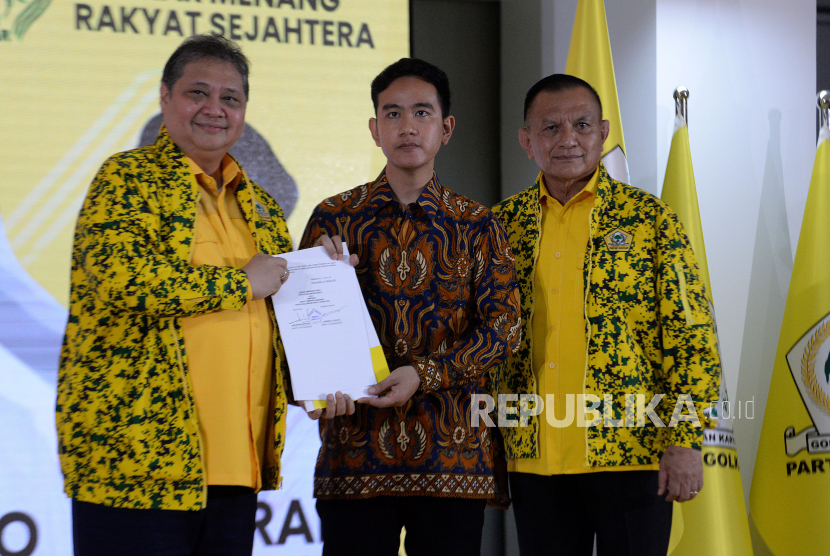 Ketua Umum Partai Golkar Airlangga Hartarto memberikan hasil Rapimnas II Partai Golkar kepada Walikota Solo Gibran Rakabuming Raka di Kantor DPP Partai Golkar, Jakarta, Sabtu (21/10/2023). Rapimnas II Partai Golkar tersebut mengusulkan pasangan Bakal calon Presiden dan Wakil presiden pada pilpres 2024 yaitu Prabowo Subianto dan Gibran Rakabuming Raka.