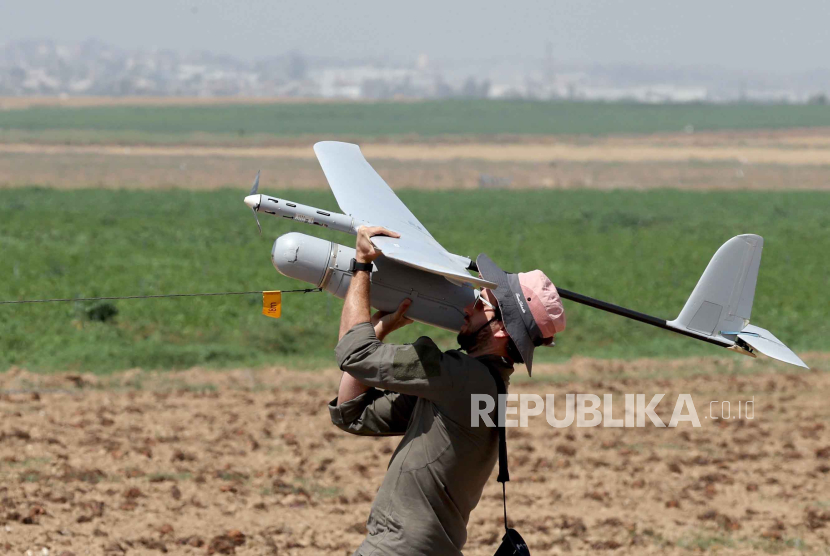 Tentara Israel menerbangkan drone.