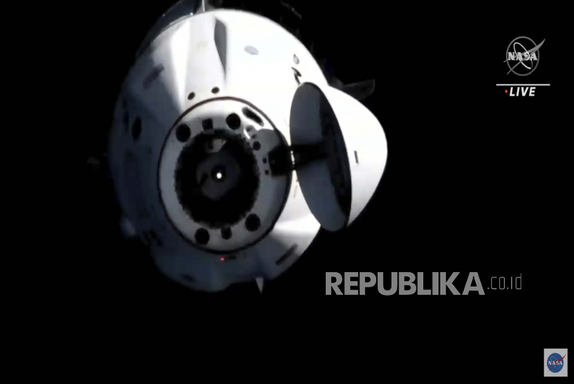  Dalam gambar dari video yang disediakan oleh NASA, para astronot di kapsul SpaceX Dragon lepas landas dari Stasiun Luar Angkasa Internasional pada Senin, 8 November 2021,