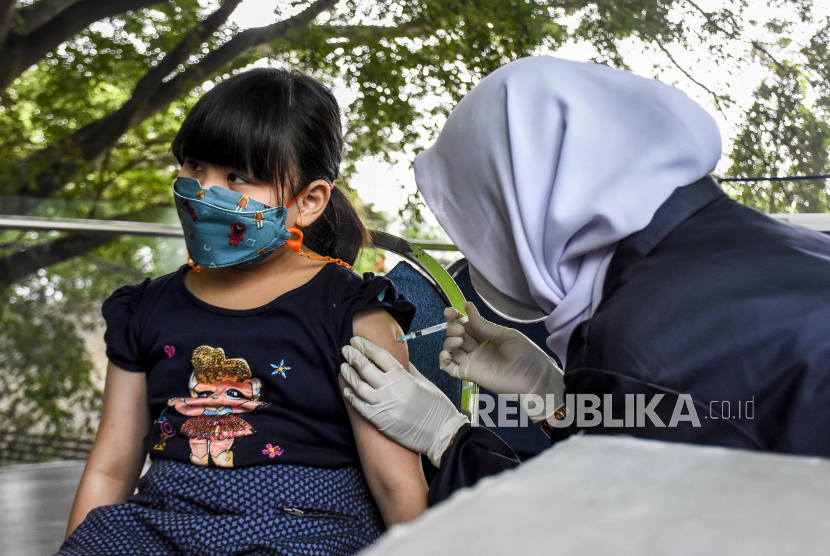 Vaksinator menyuntikkan vaksin Covid-19 ke seorang anak saat pelaksanaan vaksinasi Covid-19 bagi anak usia 6-11 tahun di Cihampelas Walk, Jalan Cihampelas, Kota Bandung, Rabu (29/12). Pemerintah Kota Bandung melalui Dinas Kesehatan Kota Bandung menyatakan, per Selasa (28/12) program vaksinasi Covid-19 dosis pertama bagi anak usia 6-11 tahun di Kota Bandung telah mencapai 17,33 persen atau 38.777 anak dari total sasaran 223.730 anak. Foto: Republika/Abdan Syakura