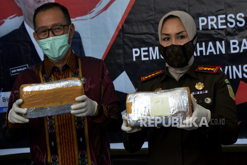 Kepala Badan Narkotika Nasional Provinsi (BNNP) Sulsel Brigjen Pol Ghiri Prawijaya (kiri) bersama Kepala Kejaksaan Negeri Makassar Andi Sundari (kanan).