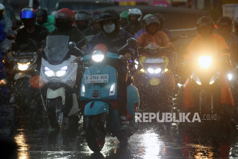 Sejumlah pengendara motor melintas saat hujan mengguyur kawasan Pamulang di Tangerang Selatan, Banten, Kamis (21/9/2023). 