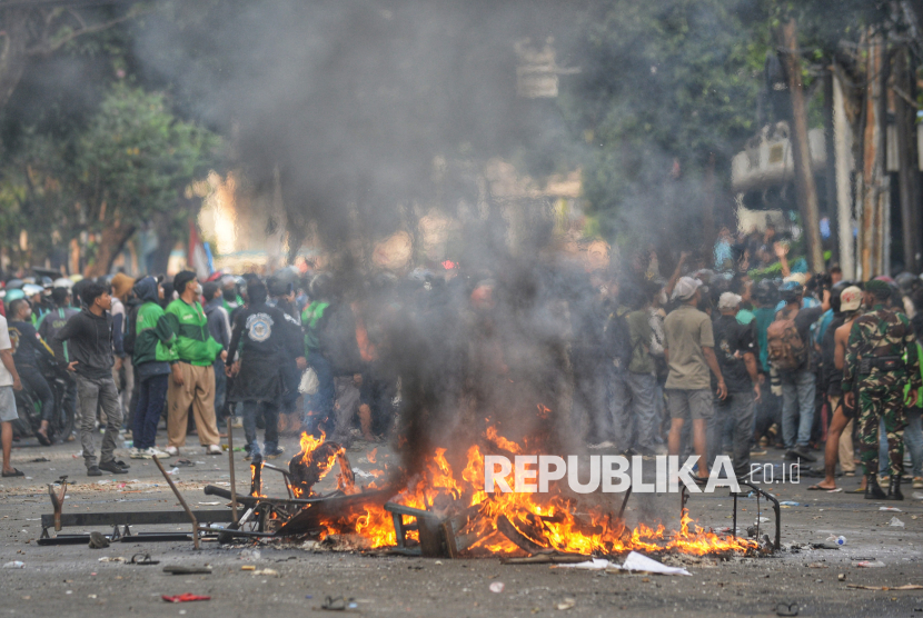 Sejumlah pengunjuk rasa terlibat bentrokan dengan personel Brimob di depan Markas Komando Brimob Polda Metro Jaya, Kwitang, Jakarta Pusat, Jumat (29/8/2025).