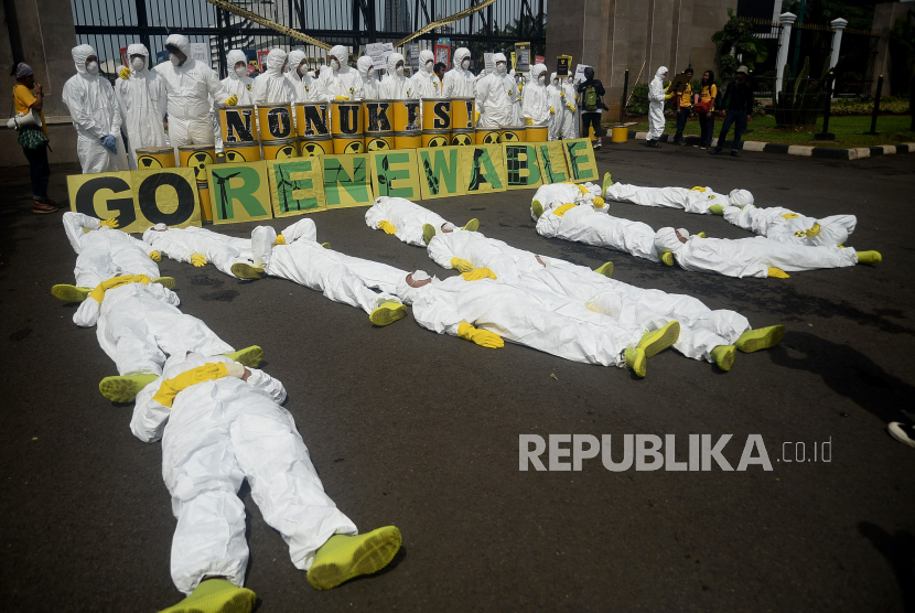 Sejumlah aktivis Greenpeace melakukan aksi damai sebagai bagian dari peringatan 9 tahun bencana Fukushima di depan Gedung DPR/MPR, Senayan, Jakarta, Jumat (13/3).