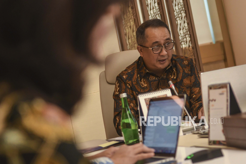 Dirut Bank Mandiri Royke Tumilaar didampingi jajaran direksi lainnya menyampaikan paparan kinerja triwulan I-2020 di Jakarta, Senin (8/6/2020). 