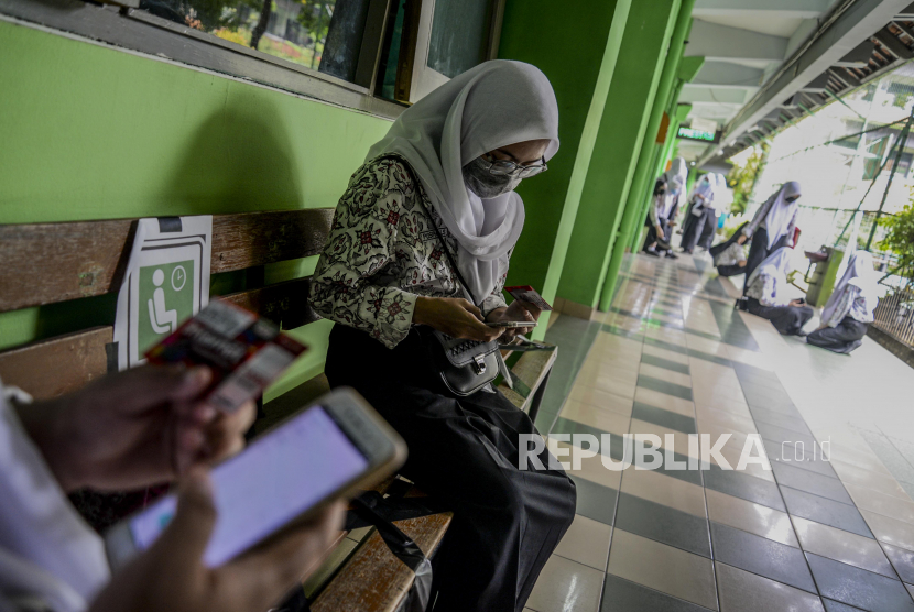 Sejumlah pelajar saat melakukan registrasi nomor kartu perdana yang telah dibagikan di SMK Negeri 8 Jakarta, Kamis (3/9). Kementerian Pendidikan dan Kebudayaan mulai mendistribusikan subsidi kuota internet melalui kartu perdana yang akan diberikan kuota gratis setiap bulannya kepada pelajar, mahasiswa, guru dan dosen untuk memperlancar pembelajaran jarak jauh. Republika/Putra M. Akbar