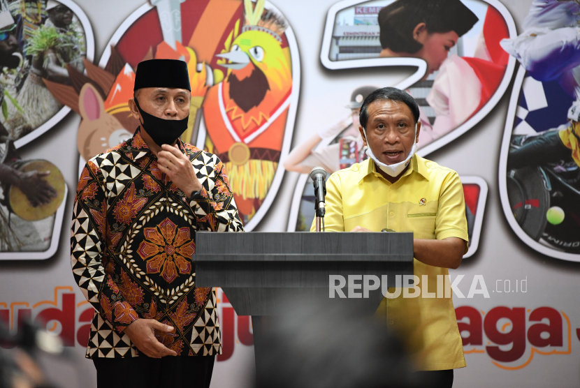 Menpora Zainudin Amali (kanan) didampingi Ketua Umum PSSI Mochamad Iriawan menyampaikan konferensi pers terkait penyelenggaraan Piala Dunia U-20 2021 di Kantor Kemenpora, Jakarta, belum lama ini.  