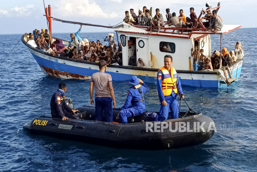 Pengungsi etnis Rohingya berada di atas kapal. ilustrasi