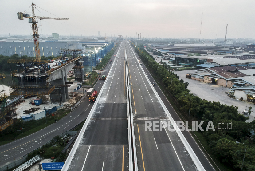 Suasana jalan Elevated Tol Jakarta-Cikampek II yang kosong saat ditutup untuk mencegah pemudik di Cikarang, Kabupaten Bekasi, Jawa Barat, Sabtu (25/4). PT