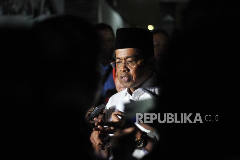 Social Affairs Idrus Marham (right) holds a press conference after picking up terrorists' children at Halim Perdanakusuma airport, Jakarta, on Tuesday (June 12) night.