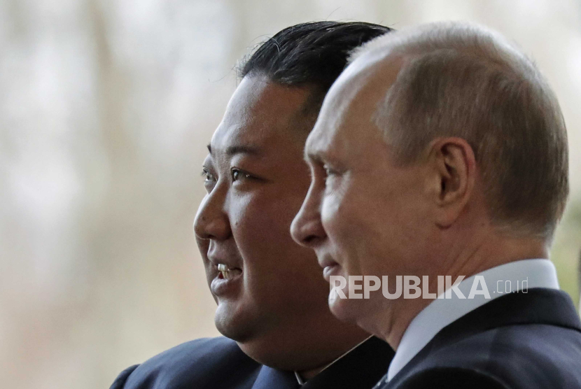 FILE - Presiden Rusia Vladimir Putin, kanan, dan pemimpin Korea Utara Kim Jong Un berpose di hadapan fotografer selama pertemuan mereka di Vladivostok, Rusia, Kamis, 25 April 2019.