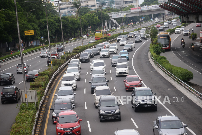 Sejumlah kendaraan mellintas di ruas Tol Dalam Kota, Jalan MT Haryono, Cawang, Jakarta akibat libur panjang 