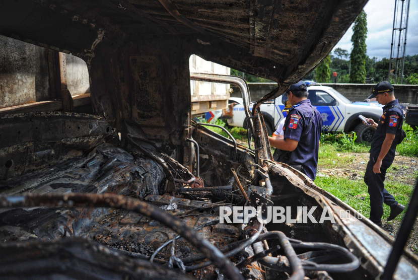 ILUSTRASI Petugas memeriksa kendaraan yang hancur akibat kecelakan beruntun di Gerbang Tol Ciawi 2 di Unit Laka Polresta Bogor Kota, Jawa Barat, Rabu (5/2/2025). 