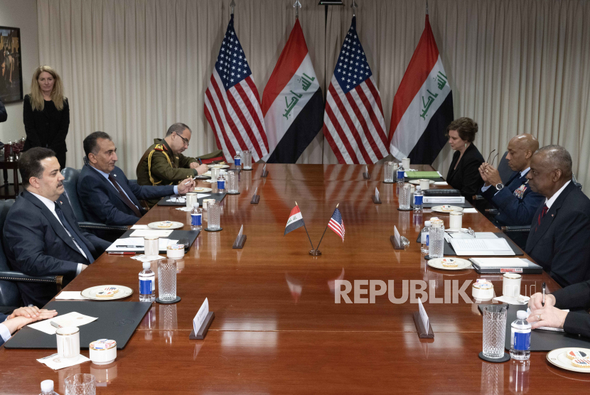 Menteri Pertahanan AS Lloyd Austin (kanan) bertemu dengan Perdana Menteri Irak Mohammed Shia al-Sudani (kiri) di Pentagon di Arlington, Virginia, AS, (15/4/2024).