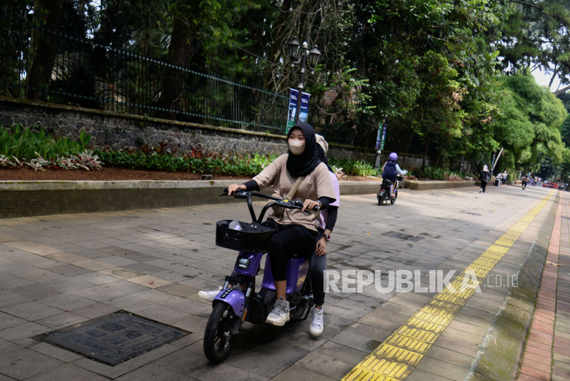 Sejumlah warga mengendarai sepeda listrik di pedestrian (ilustrasi). REPUBLIKA.CO.ID, DENPASAR -- Pemerintah Kota (Pemkot) Denpasar, Bali, melarang penggunaan sepeda listrik di kawasan pedestrian Pantai Sanur mulai 1 April 2023.