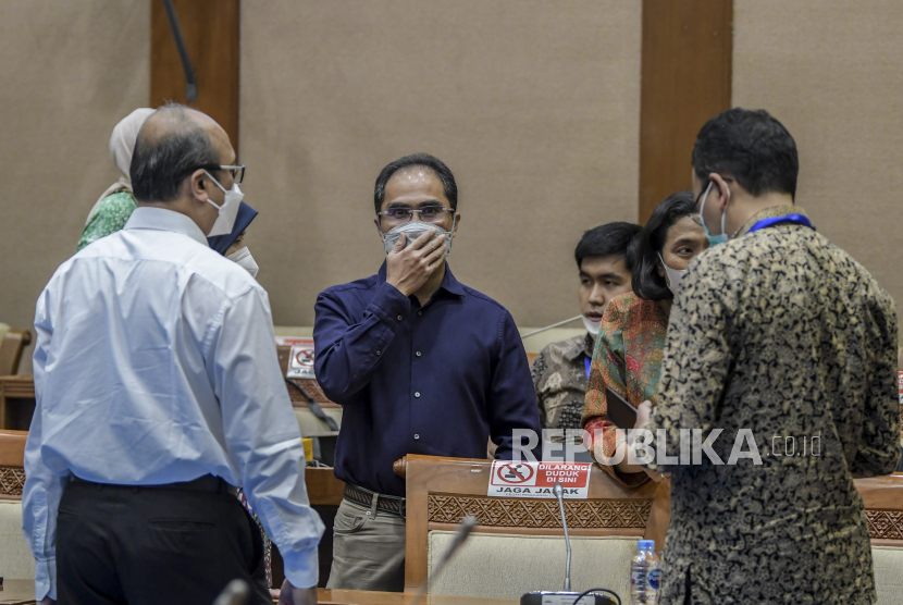 Direktur Utama PT Bio farma (Persero) Honesti Basyir (tengah) bersiap mengikuti rapat dengar pendapat dengan Komisi VII DPR di Kompleks Parlemen, Jakarta, Rabu (12/1/2022). 