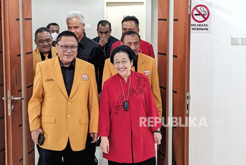 Ketua Umum Partai Demokrasi Indonesia Perjuangan (PDIP) Megawati Soekarnoputri menemani Ketua Umum Partai Hanura Oesman Sapta Odang, PDIP jelaskan alasan Partai Hanura baru meneken kerja sama politik.