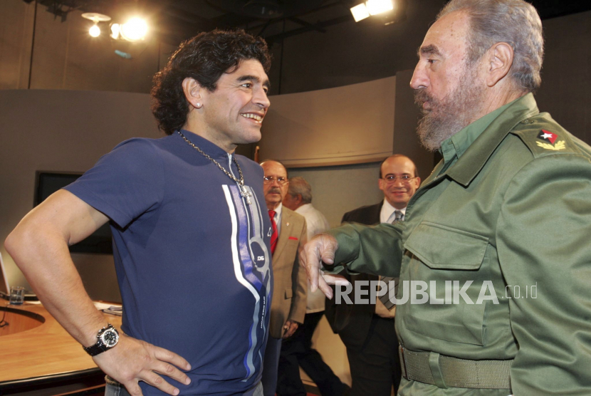  Mantan Presiden Kuba Fidel Castro (kanan) bertemu legenda sepak bola Argentina Diego Maradona.