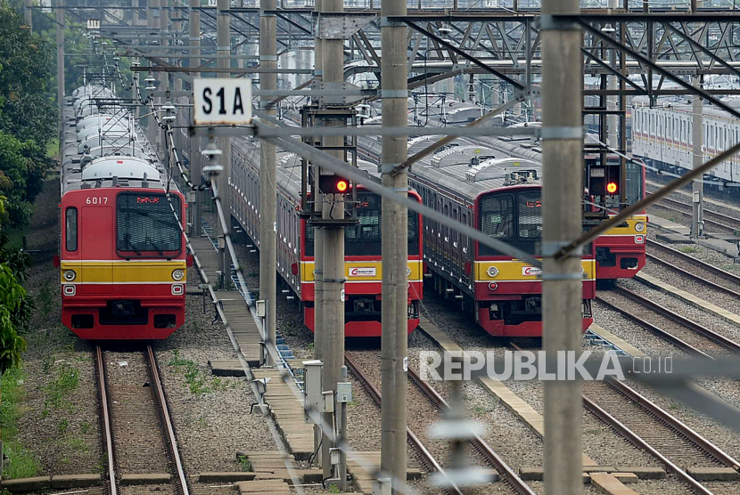 Sejumlah rangkaian KRL terparkir di Dipo Depok, Jawa Barat, Ahad (5/4). PT Kereta Commuter Indonesia (KCI) mencatatkan penurunan penumpang yang cukup drastis dalam dua minggu terakhir, Jumlah penumpang KRL telah berkurang lebih dari 70 persen