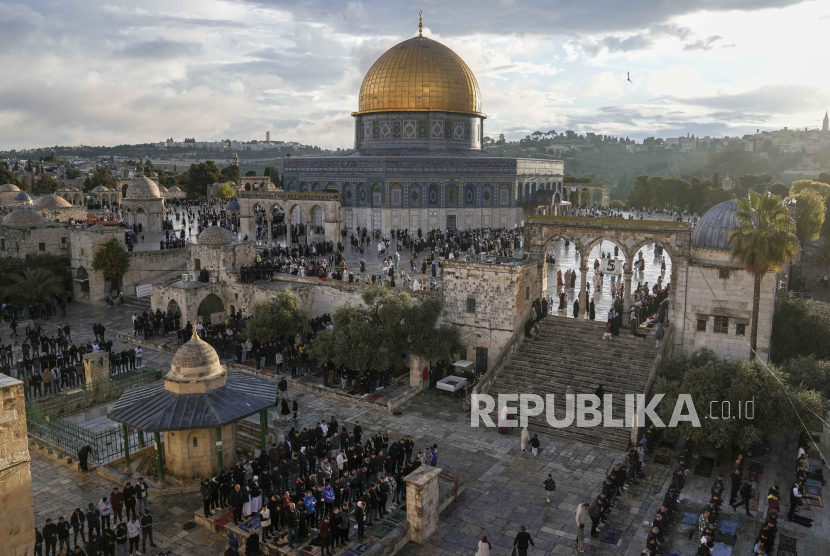 Warga Palestina menghadiri perayaan hari raya Idul Fitri di dekat kuil Kubah Batu di kompleks Masjid Al Aqsa di Kota Tua Yerusalem, Rabu, (10/4/2024).