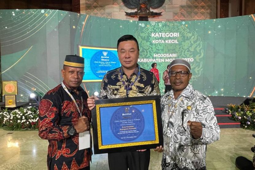 Jalankan Program Nol Sampah, Bupati Kaimana Raih Penghargaan Adipura