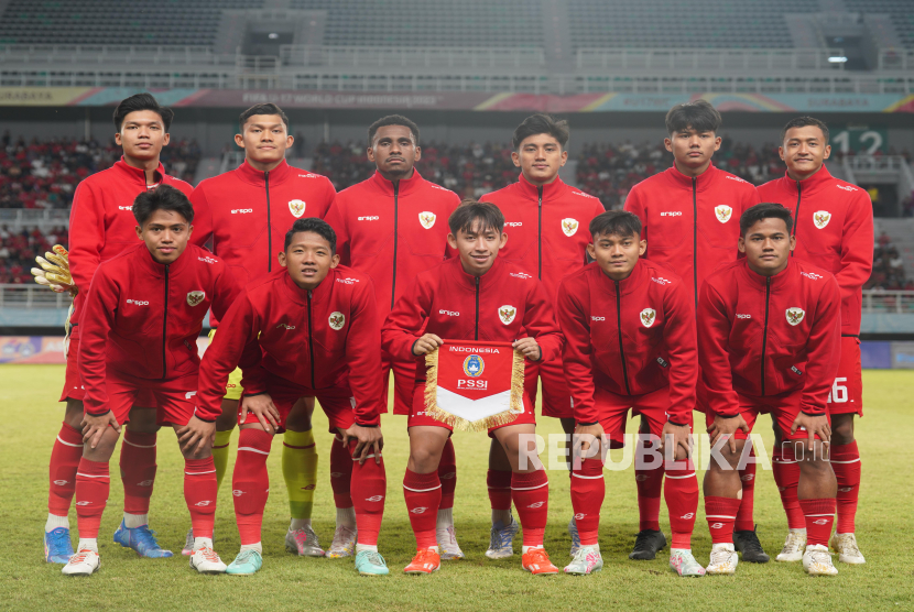 Skuad Timnas Indonesia saat melawan Timnas Kamboja pada pertandingan penyisihan Grup A Piala ASEAN U-19 Boys Championship atau AFF U-19 di Stadion Gelora Bung Tomo, Surabaya, Jawa Timur, Sabtu (20/7/2024). Indonesia mengalahkan Kamboja dengan skor 2-0.