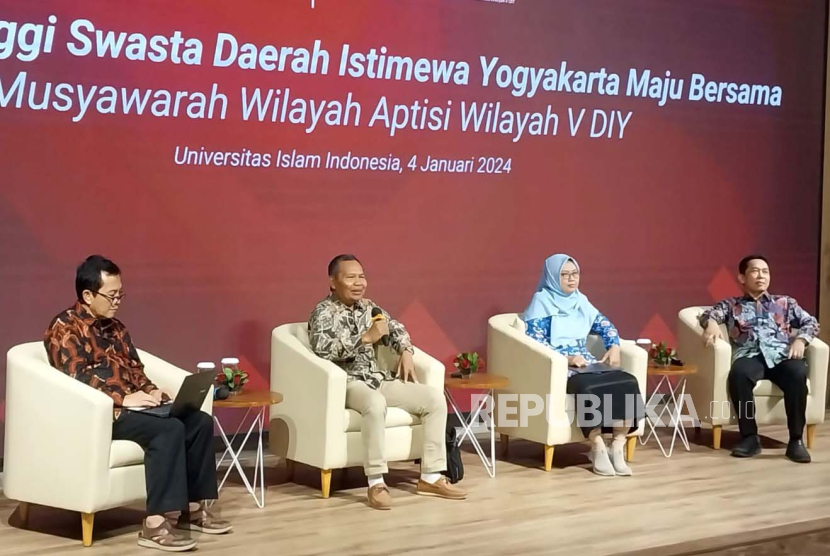 Asosiasi Perguruan Tinggi Swasta Indonesia (APTISI) Wilayah V DIY menggelar diskusi panel bertajuk Memajukan Perguruan Tinggi Swasta di Yogyakarta di Gedung Kuliah Umum Sardjito, Kampus Terpadu Universitas Islam Indonesia (UII), Kamis (4/1/2024). 
