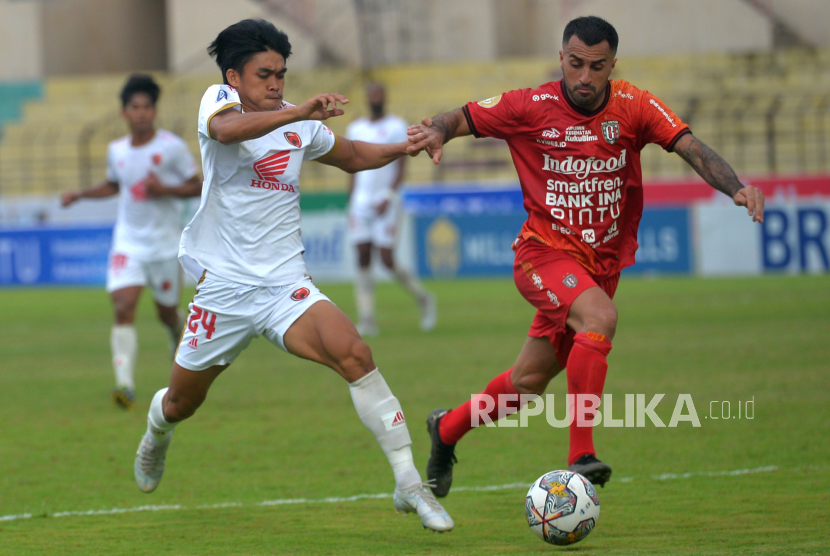 Pemain tengah Bali United FC Brwa Nouri mengawal sayap kanan PSM Makassar M Rizky pada lanjutan BRI Liga 1 di Stadion Sultan Agung, Yogyakarta, Jumat (20/1/2023).