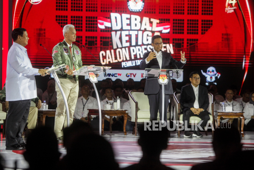 Para capres saat di acara debat, Ahad (7/1/2024) malam. Setara Institute menilai debat ketiga mengabaikan isu Papua dan UU Peradilan Militer.
