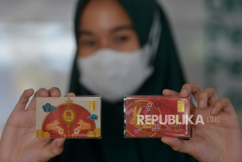 Petugas menunjukan emas Gift Series edisi imlek 2023 di Butik Emas Antam, Pulogadung , Jakarta, Senin (16/1/2023). Harga emas batangan PT Aneka Tambang (Persero) Tbk atau Antam dipantau dari laman Logam Mulia pada Kamis (23/2/2023) pagi kembali turun Rp 4.000 menjadi Rp 1.015.000 per gram. 