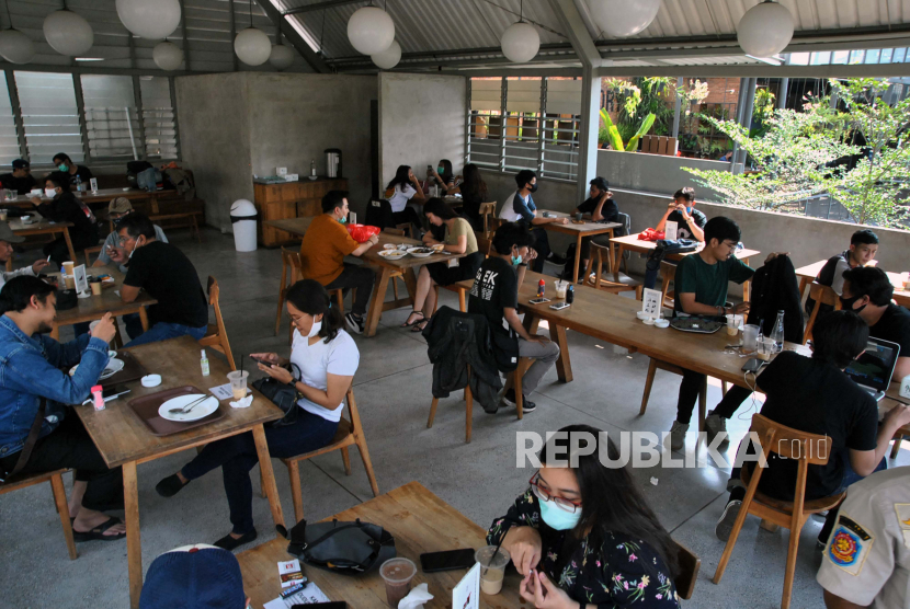 Sejumlah pengunjung berada di dalam restoran saat sidak penerapan protokol kesehatan di Kota Bogor, Jawa Barat, Ahad (7/6/2020). Dalam sidak tersebut sejumlah restoran di Kota Bogor masih belum menerapkan protokol kesehatan guna mencegah penyebaran pandemi COVID-19 seperti pengukuran suhu tubuh, menjaga jarak duduk dan mengurangi kapasitas pengunjung sebanyak 50 persen dari kapasitas ruangan