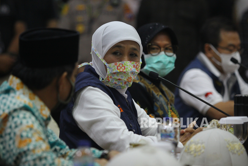 Gubernur Jawa Timur Khofifah Indar Parawansa (kedua kiri) didampingi Wali Kota Surabaya Tri Rismaharini (kedua kanan), Plt Bupati Sidoarjo Nur Ahmad Saifudin (kiri) dan Ketua Gugus Tugas Kuratif Covid-19 Jawa Timur Joni Wahyuhadi (kanan) memberikan keterangan pers usai menggelar pertemuan di Gedung Negara Grahadi, Surabaya, Jawa Timur, Ahad (19/4). Pertemuan yang dihadiri Gubernur Jawa Timur, Wali Kota Surabaya, Plt Bupati Sidoarjo, Plt Sekda Gresik dan sejumlah Forkopimda tersebut membahas rencana penerapan PSBB di Kota Surabaya serta sebagian wilayah di Sidoarjo dan Gresik