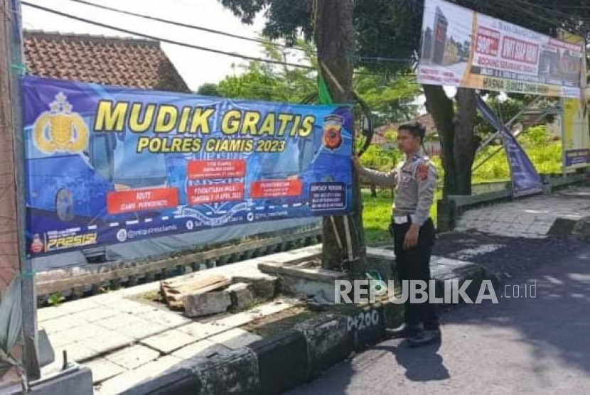 Polisi memasang spanduk informasi program mudik gratis Polres Ciamis di Kabupaten Ciamis, Jawa Barat, Sabtu (8/4/2023). 