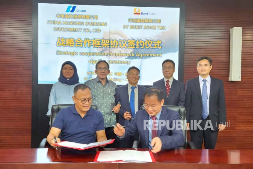 PT Bukit Asam Tbk (PTBA) dan China Huadian Overseas Investment Co. Ltd (CHDOI) resmi meneken nota kesepahaman untuk menjajaki kerja sama pengembangan usaha energi terbarukan.