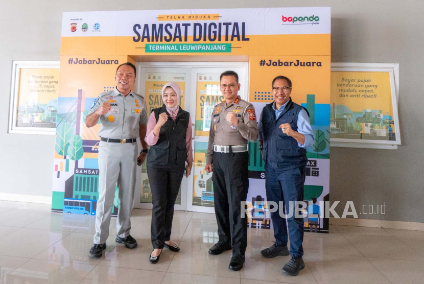 Gubernur Jawa Barat, Ridwan Kamil bersama istri, Atalia Praratya meresmikan Samsat Digital di Terminal Leuwipanjang Kota Bandung, Selasa (29/8/2023)