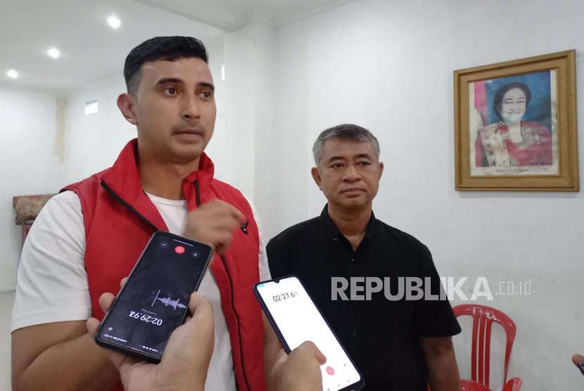 Caleg dari kalangan artis, Ali Syakieb, memberikan keterangan kepada wartawan di Kantor DPC PDIP Kota Tasikmalaya, Jumat (28/7/2023). 