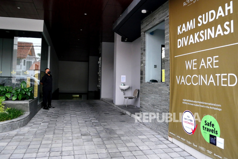 Poster tanda sudah vaksin Covid-19 terpasang pada bagian depan hotel di Yogyakarta, Ahad (12/9). Perhimpunan Hotel dan Resto Indonesia (PHRI) DIY menyebut, reservasi hotel untuk masa libur Natal dan Tahun Baru (Nataru) 2022 sudah mencapai 60 persen.