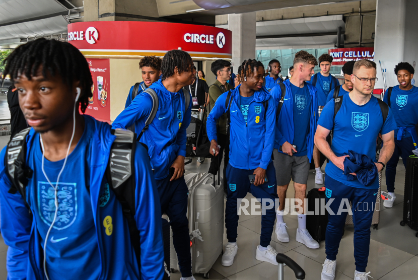 Sejumlah pesepak bola Timnas Inggris U-17 berjalan menuju titik penjemputan di Bandara Soekarno Hatta, Tangerang, Banten, Jumat (3/11/2023). Tim berjuluk The Young Lions tersebut berada dalam Grup C pada ajang Piala Dunia  U-17 bersama Iran, Kaledonia Baru, dan Brasil yang akan bertanding di Jakarta Internasional Stadium. 