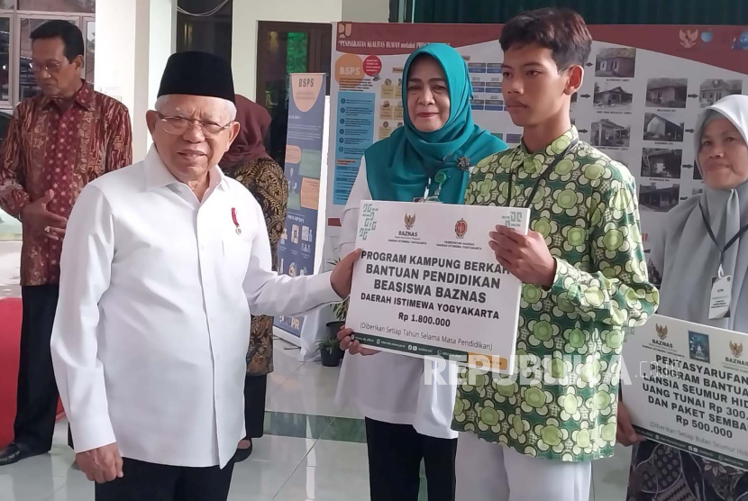 Wakil Presiden Maruf Amin meninjau sejumlah program bantuan yang telah disalurkan ke masyarakat Daerah Istimewa Yogyakarta (DIY) di Kantor Kapanewon Prambanan, Sleman, Selasa (9/1/2024). 