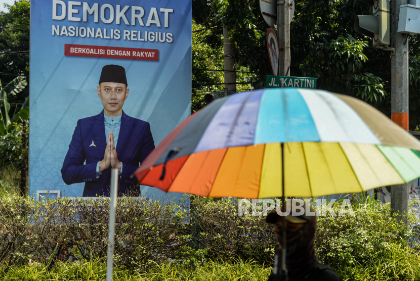 Baliho Ketua Umum Partai Demokrat Agus Harimurti Yudhoyono terpasang di kawasan Margonda, Depok, Jawa Barat, Rabu (11/8). Maraknya baliho sejumlah politisi di ruang publik tidak terlepas dari kontestasi politik pemilihan presiden pada 2024 mendatang dengan memanfaatkan baliho sebagai medium yang dianggap efektif untuk memperkenalkan diri kepada publik. Namun keberadaannya ditengah masa pandemi ini tidak selalu ditanggapi positif bagi masyarakat. Republika/Thoudy Badai